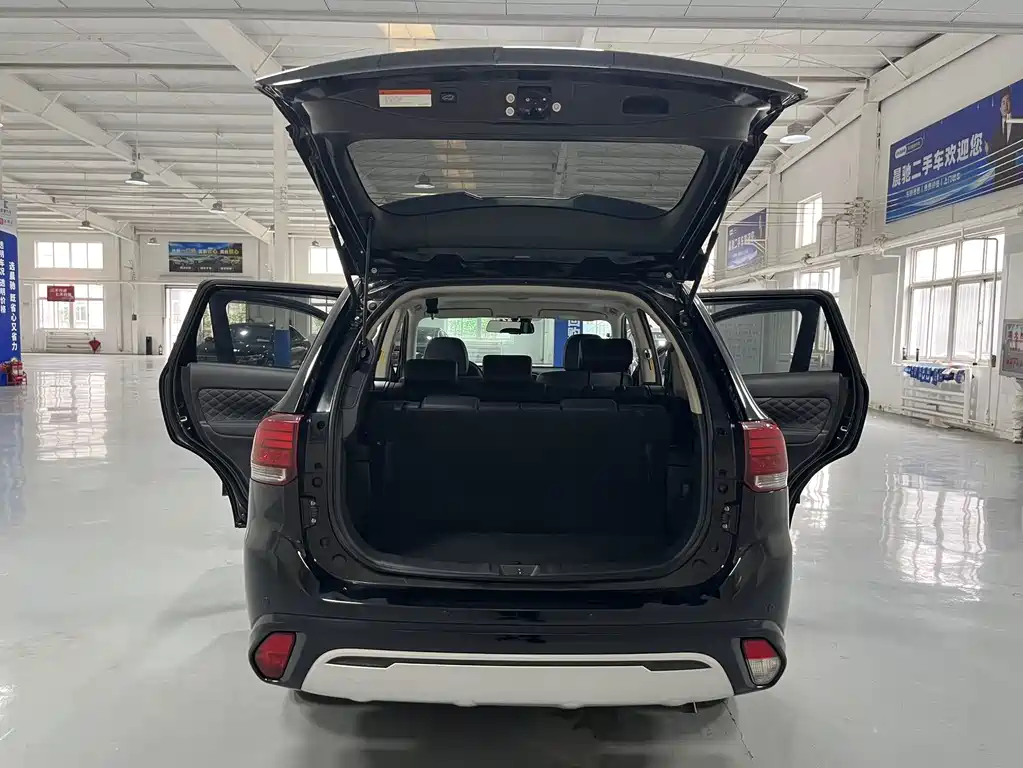 Mitsubishi Outlander 2022 — фото 16
