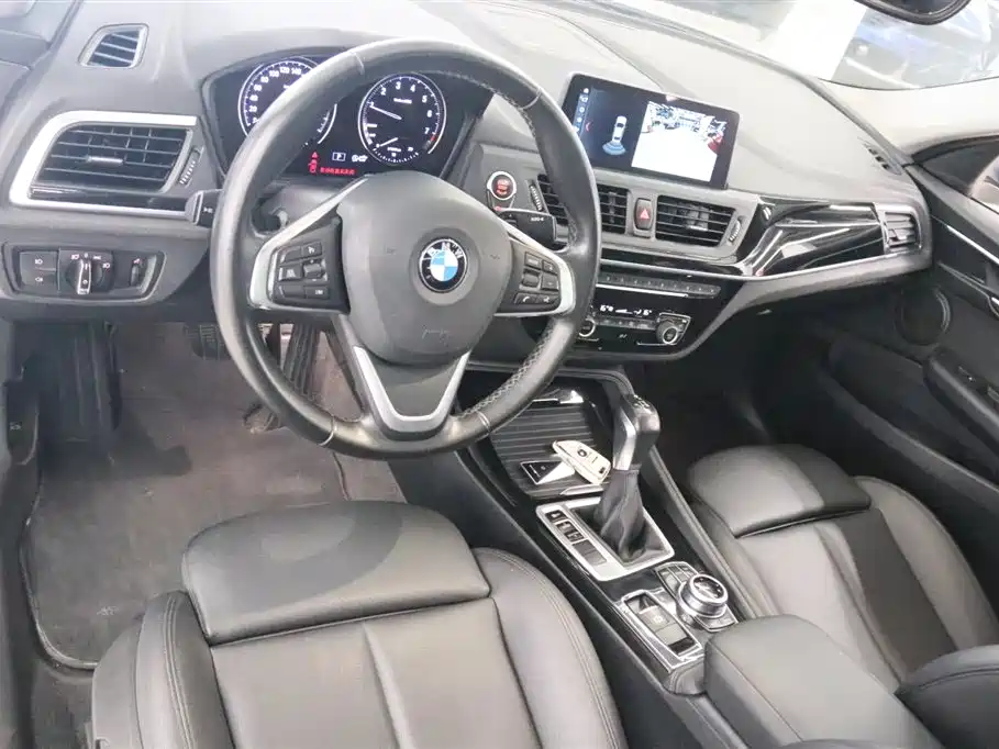BMW 1 Series 2018 — фото 10
