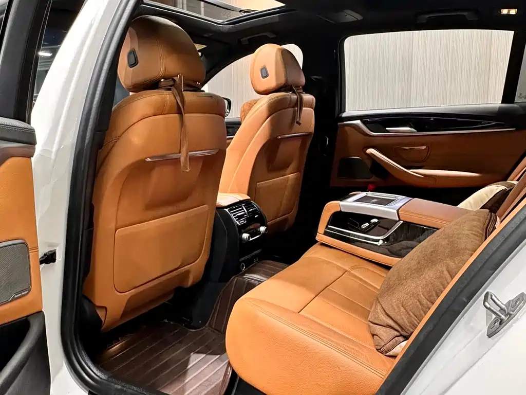 BMW 5 Series 2019 — фото 18