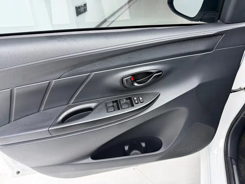 Toyota Yaris L 2022 — фото 13