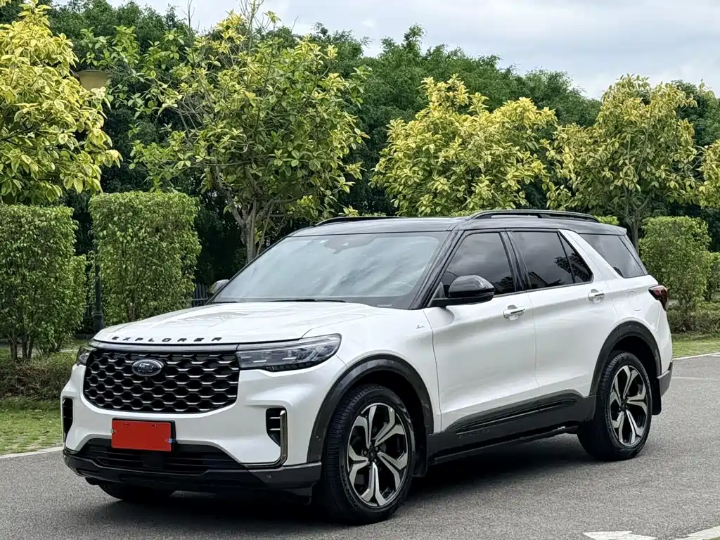 Ford Explorer 2023 — фото 1