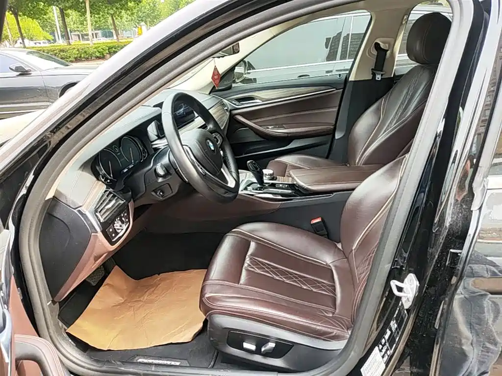 BMW 5 Series 2018 — фото 14