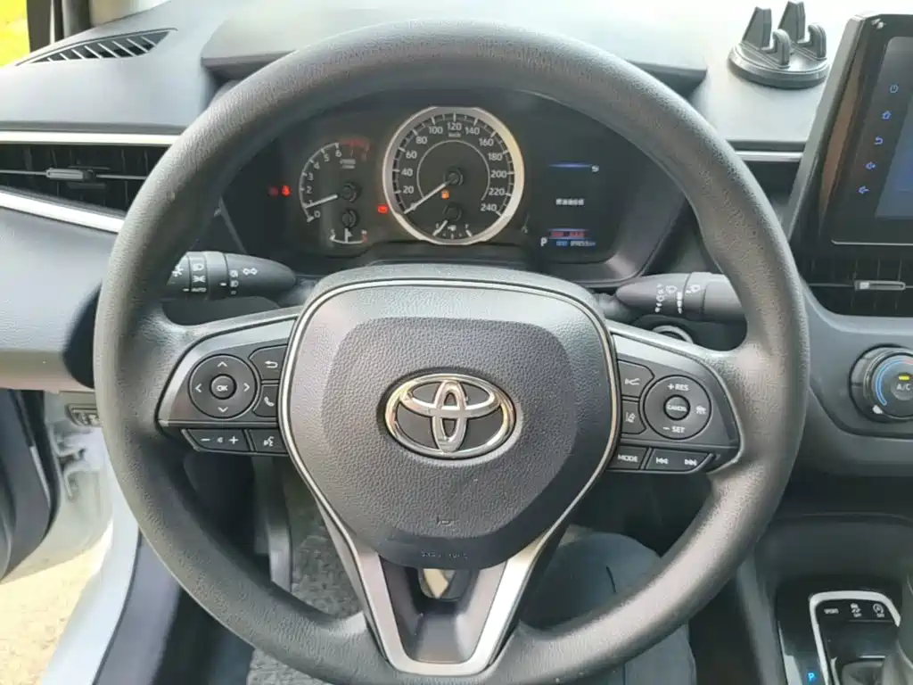 Toyota Corolla 2023 — фото 11