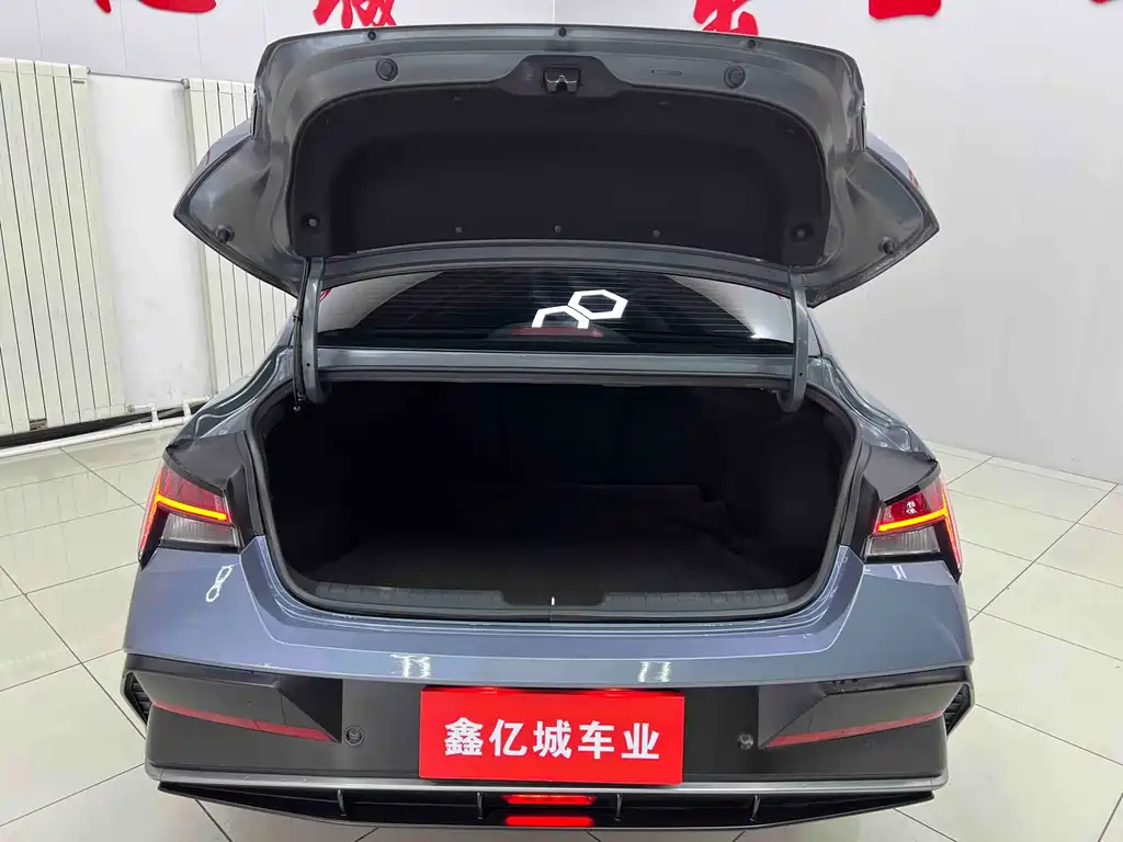 Hyundai Elantra 2023 — фото 19