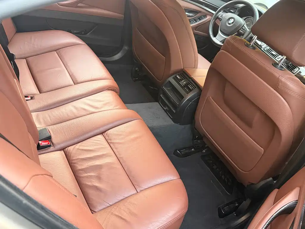 BMW 5 Series 2017 — фото 10