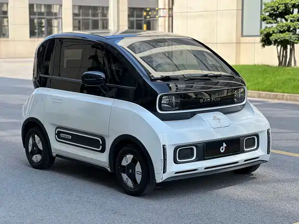 Baojun E300 2021
