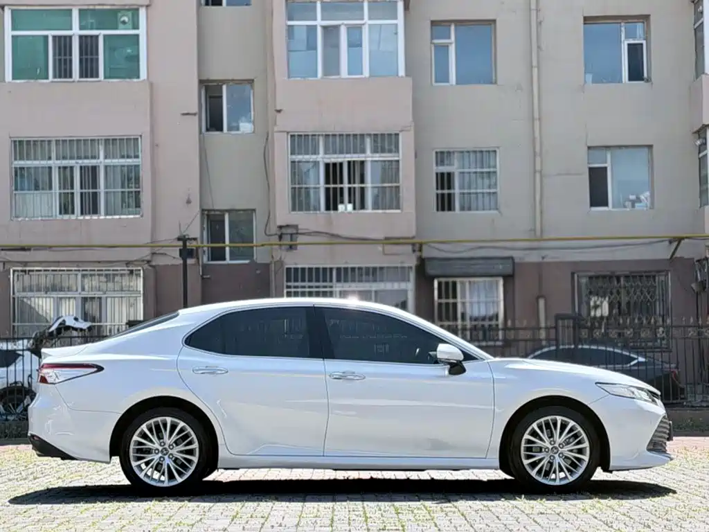 Toyota Camry 2019 — фото 5