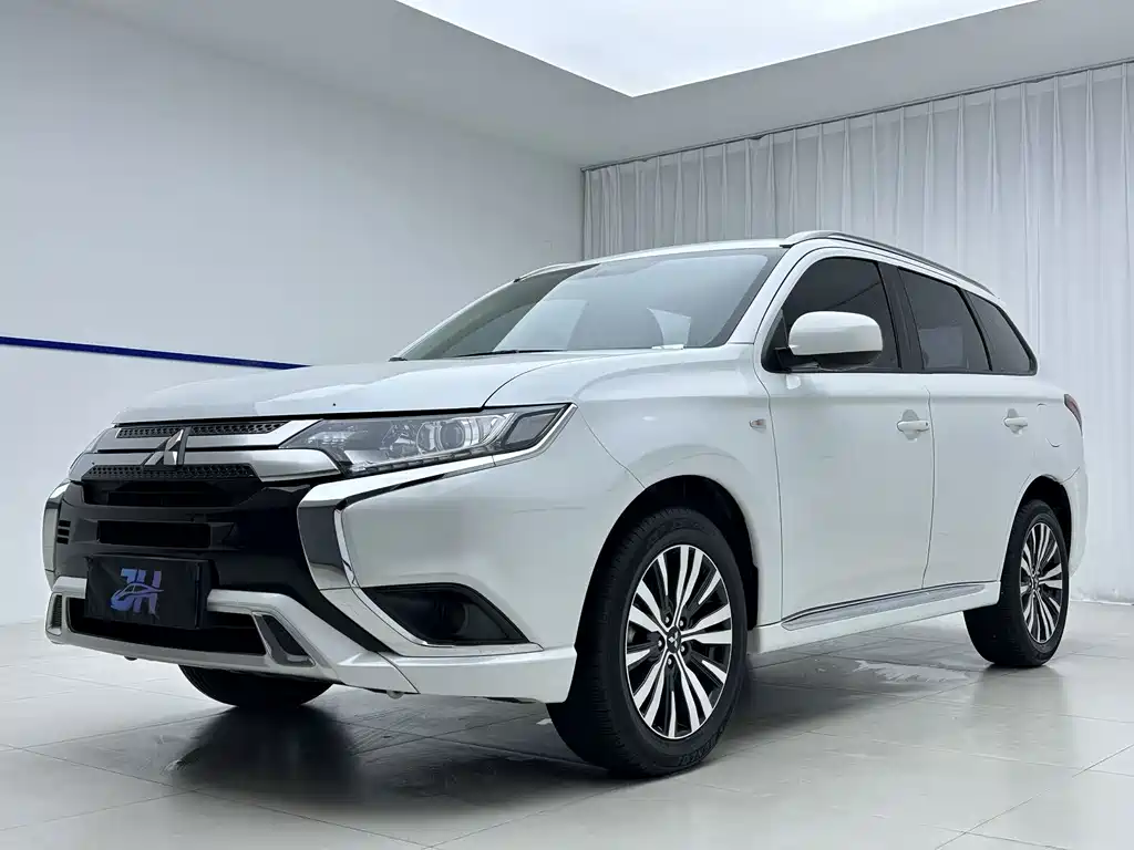 Mitsubishi Outlander 2022 — фото 1