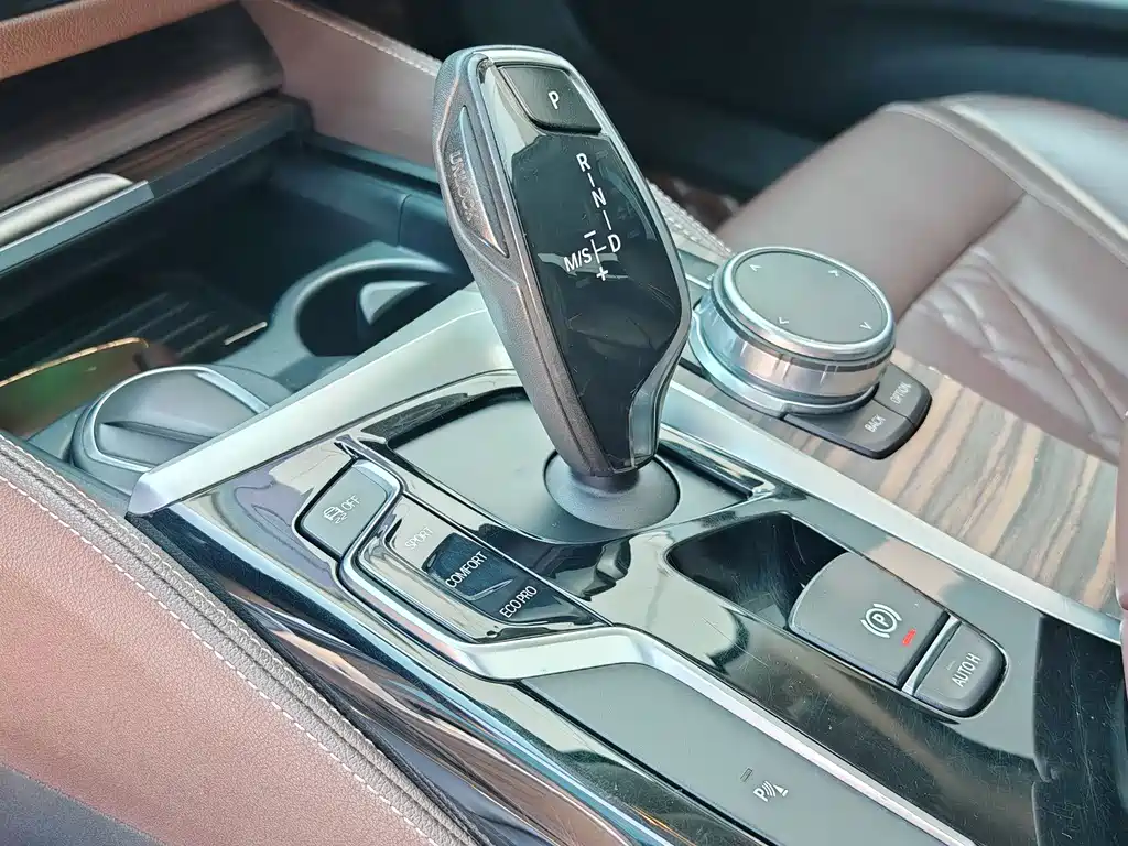 BMW 5 Series 2018 — фото 26