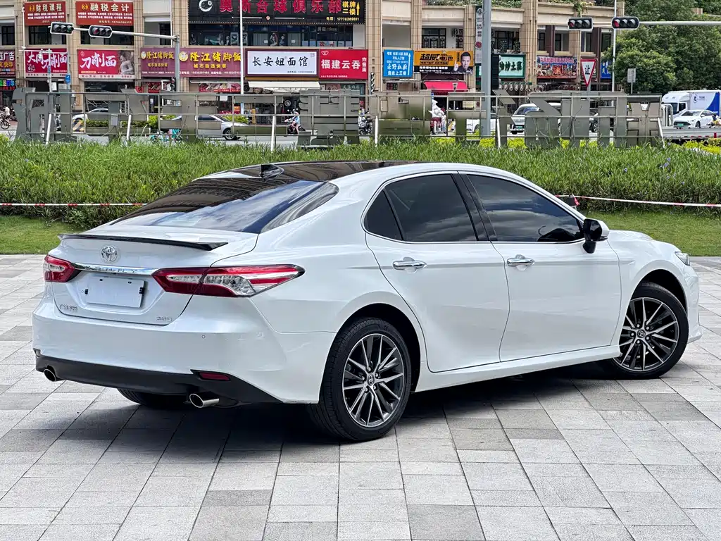 Toyota Camry 2023 — фото 4