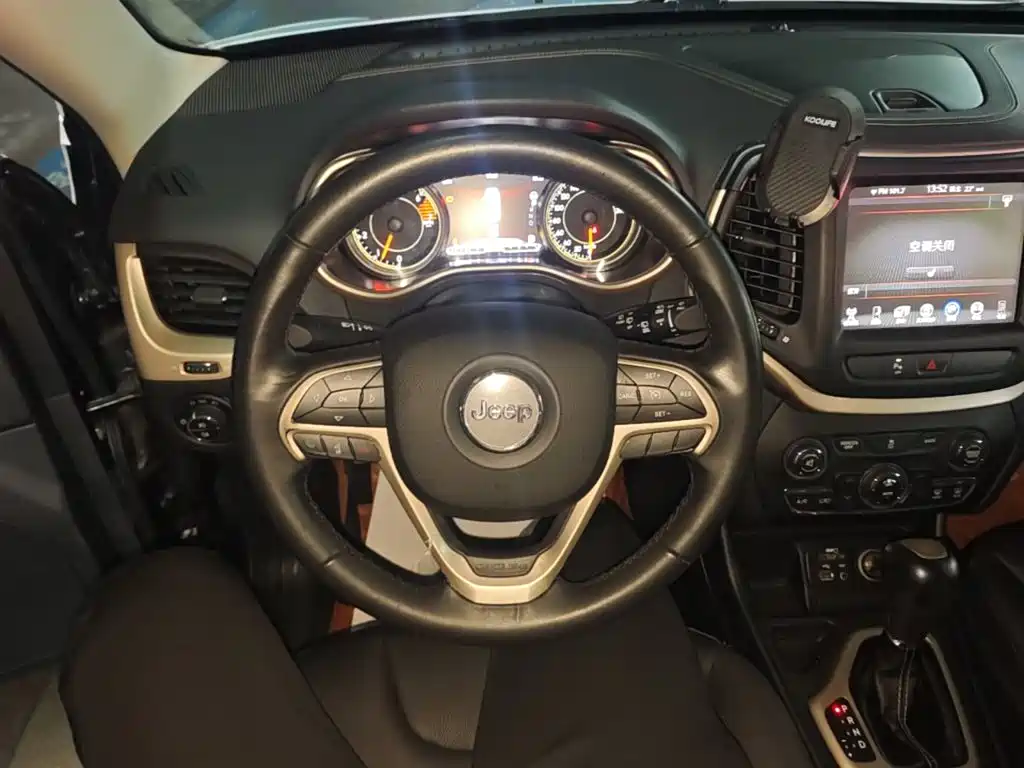 Jeep Cherokee 2017 — фото 11