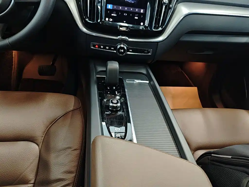 Volvo XC60 2023 — фото 14