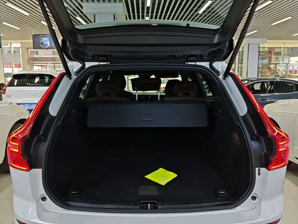 Volvo XC60 2023 — фото 19