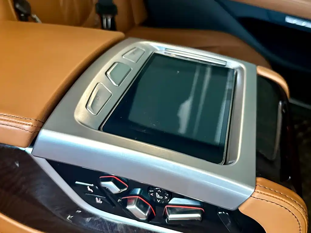 BMW 7 Series 2016 — фото 11