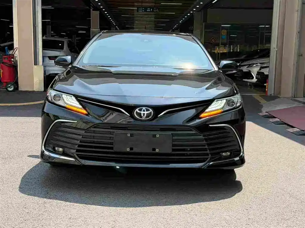 Toyota Camry 2022 — фото 2