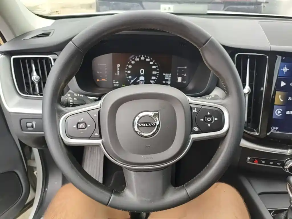 Volvo XC60 2019 — фото 11