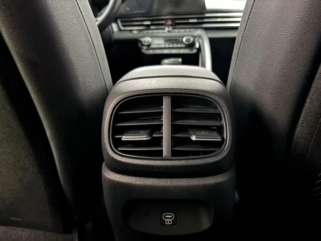 Hyundai Elantra 2023 — фото 17