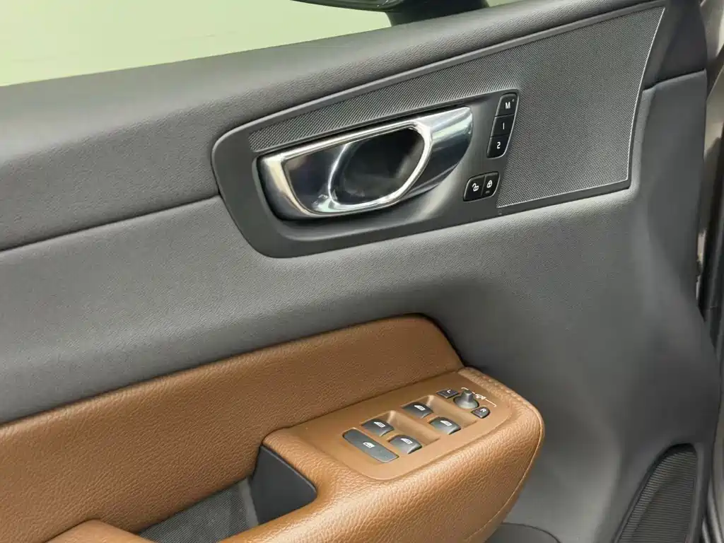 Volvo XC60 2021 — фото 18