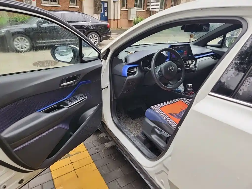 Toyota C-HR 2019 — фото 14