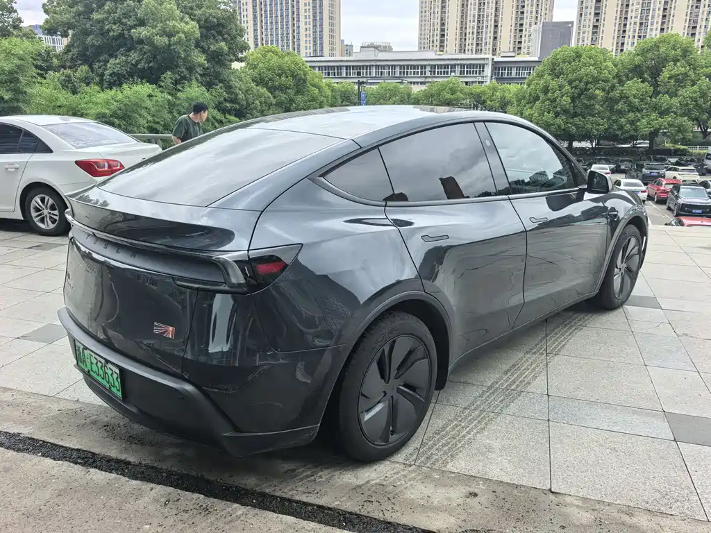 Tesla Model Y 2025 — фото 4