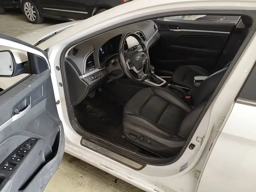 Hyundai Elantra 2016 — фото 16