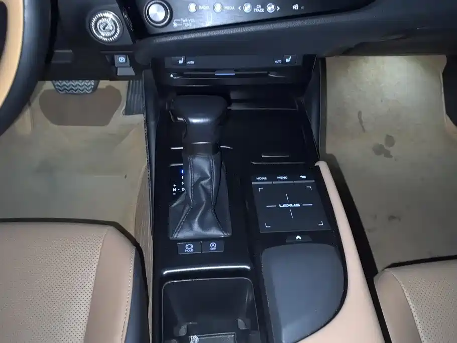 Lexus ES 2022 — фото 16