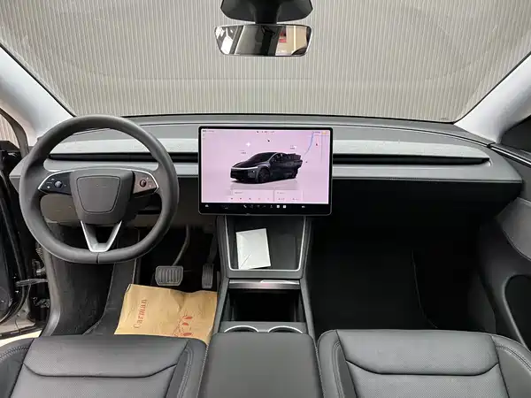 Tesla Model Y 2025