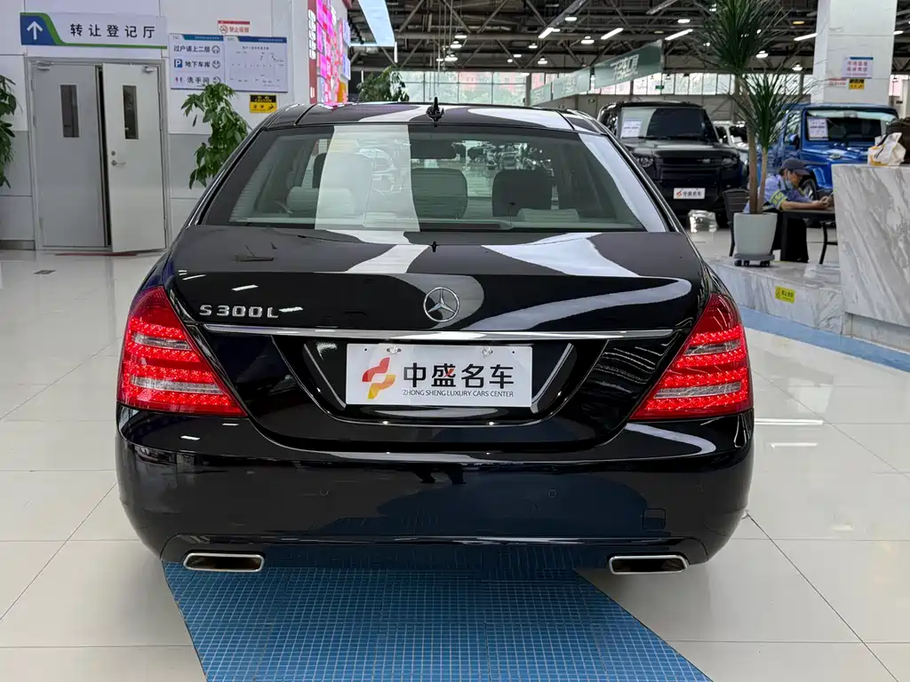 Mercedes-Benz S-Class 2011