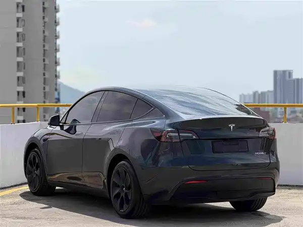 Tesla Model Y 2025