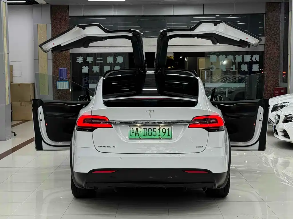 Tesla Model X 2017 — фото 21