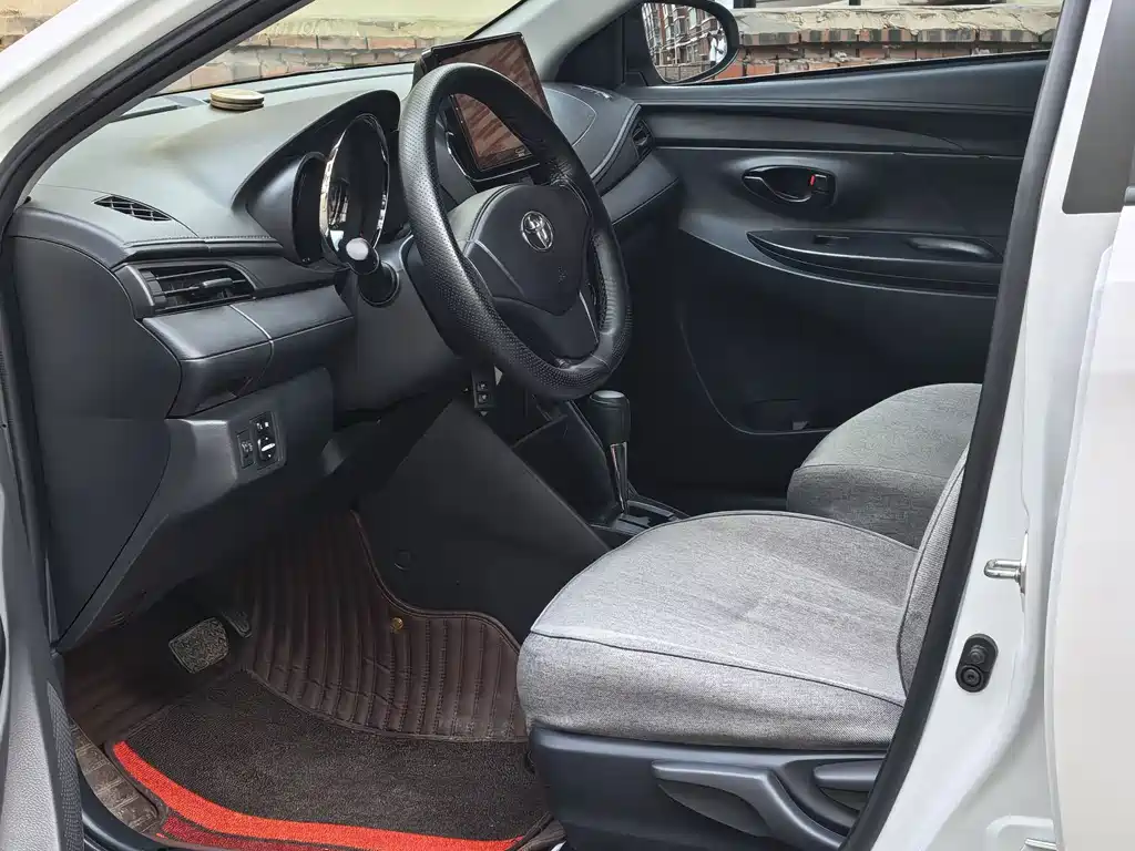 Toyota Yaris L 2021