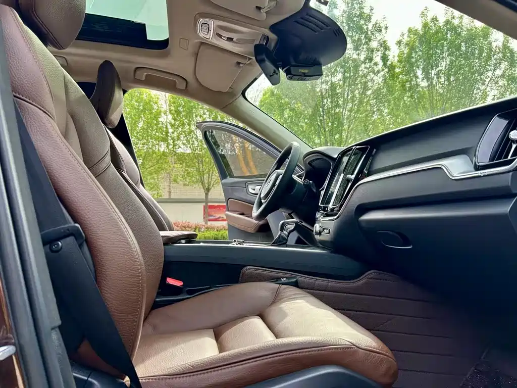 Volvo XC60 2019 — фото 12