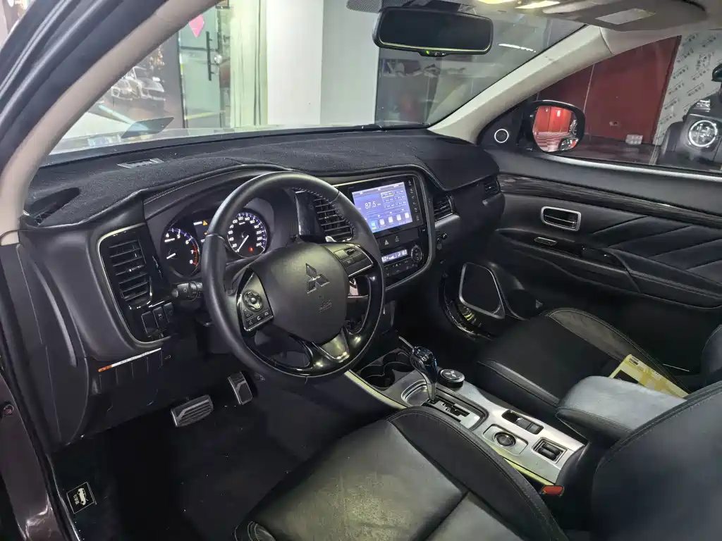 Mitsubishi Outlander 2019 — фото 7