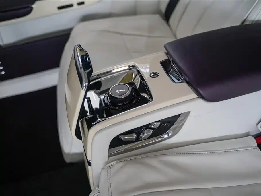 Rolls-Royce Phantom 2019 — фото 16