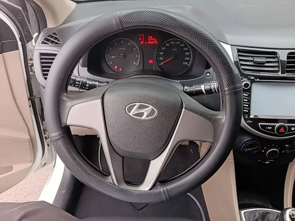 Hyundai Verna 2015 — фото 11