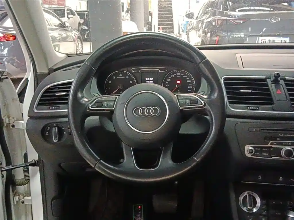 Audi Q3 2016 — фото 10