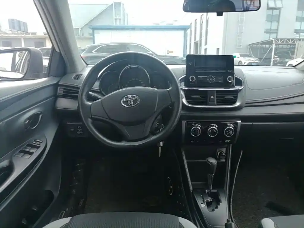 Toyota Yaris L 2020 — фото 17