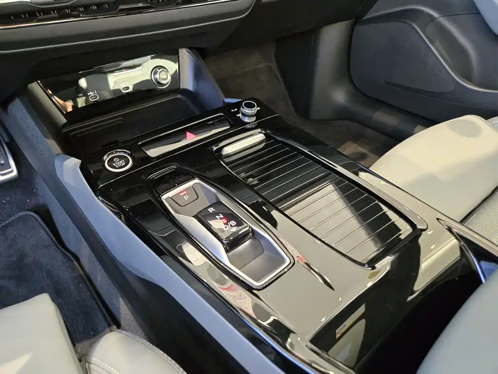Audi A6L e-tron — фото 9