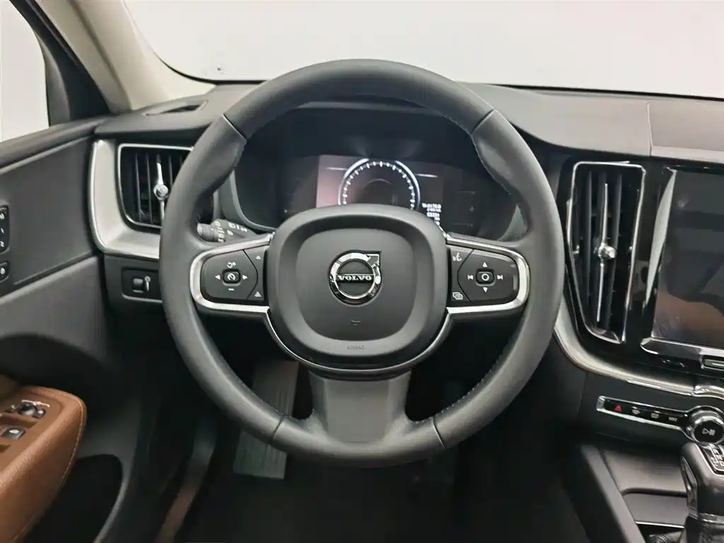 Volvo XC60 2019 — фото 11