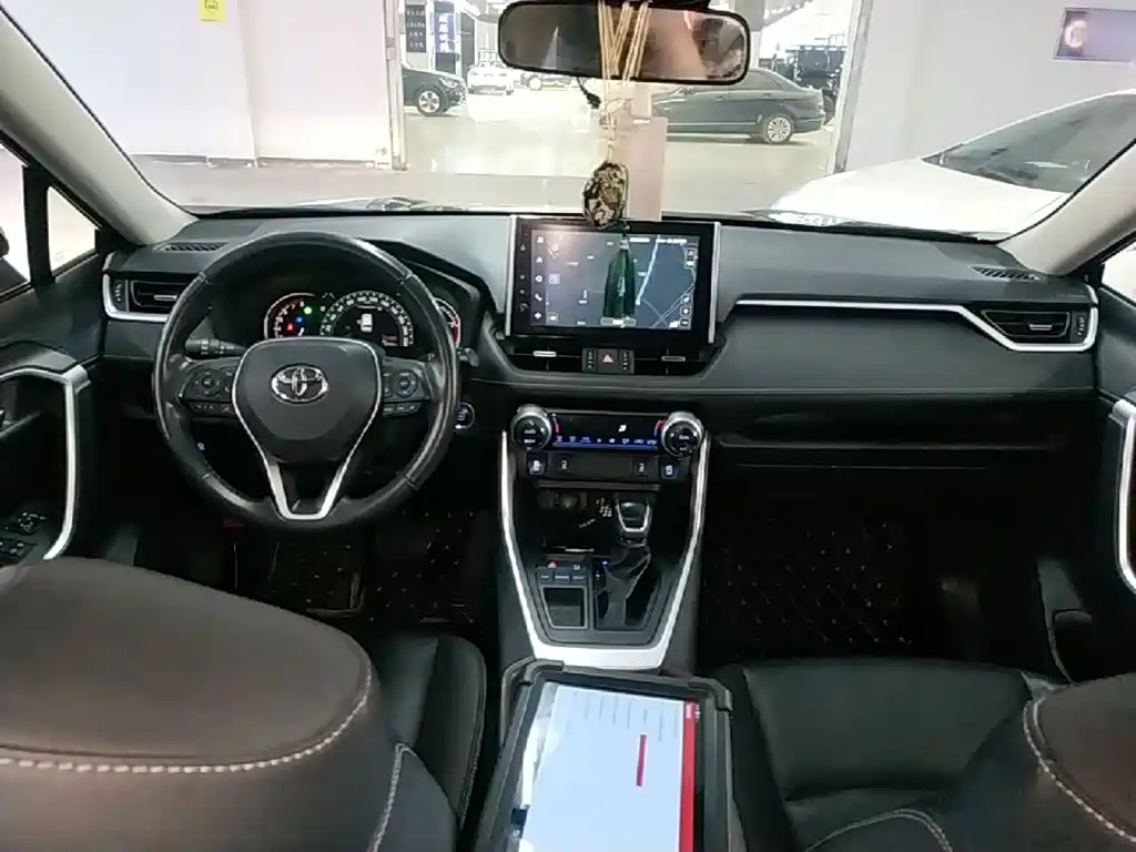 Toyota RAV4 2023 — фото 10