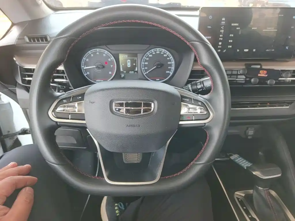 Geely Vision X3 2022 — фото 11