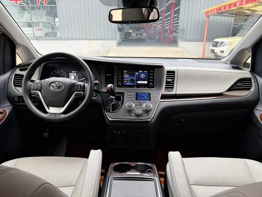 Toyota Sienna 2018 — фото 14