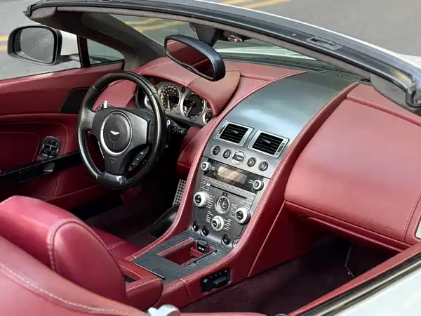 Aston Martin V8 Vantage 2011