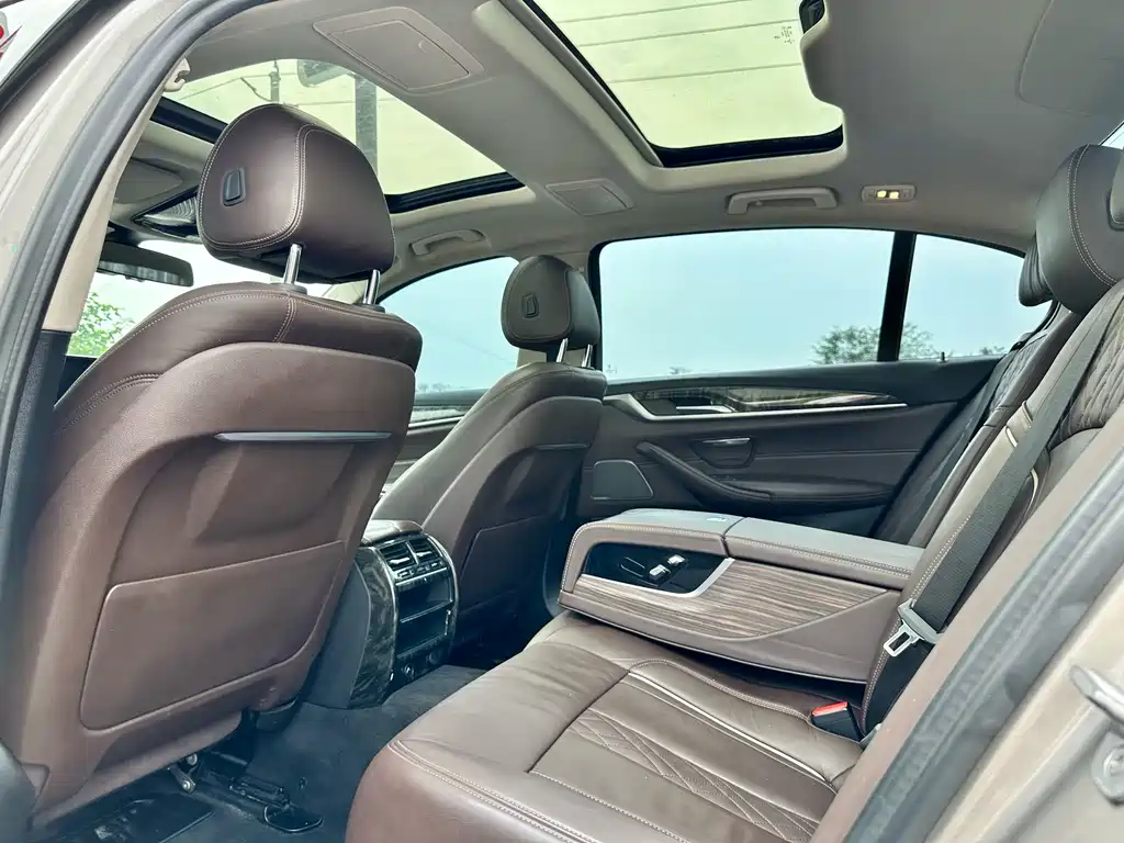 BMW 5 Series 2019 — фото 11