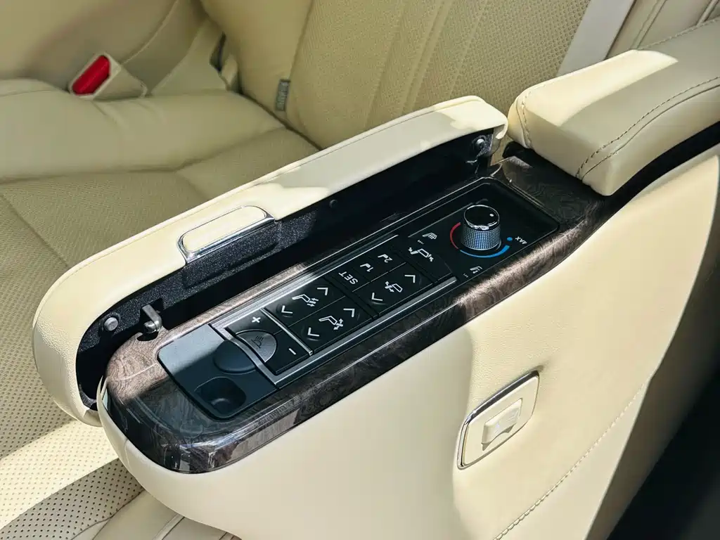 Toyota Alphard 2020 — фото 18