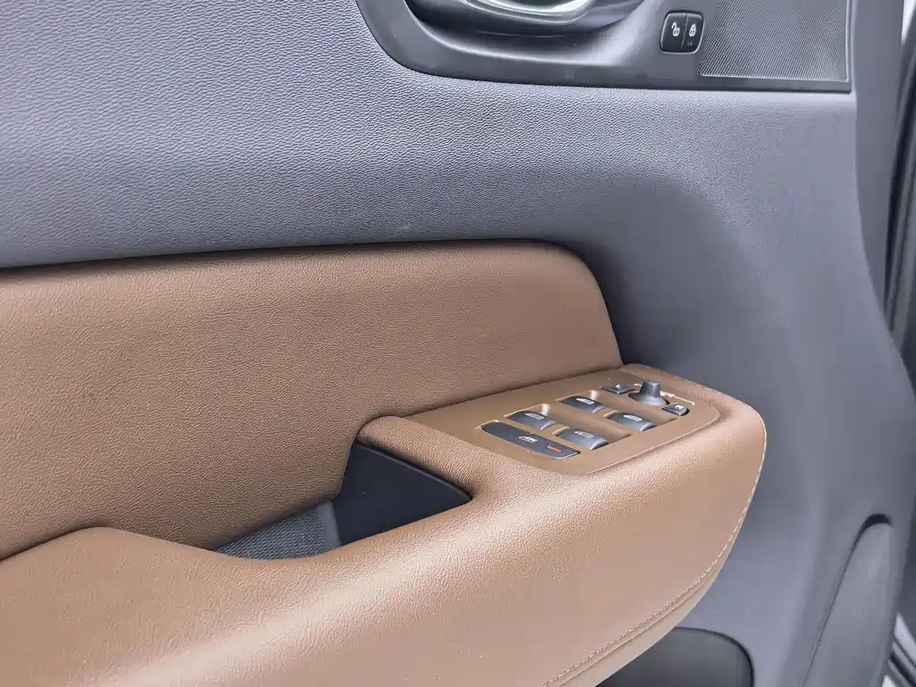 Volvo XC60 2023 — фото 26