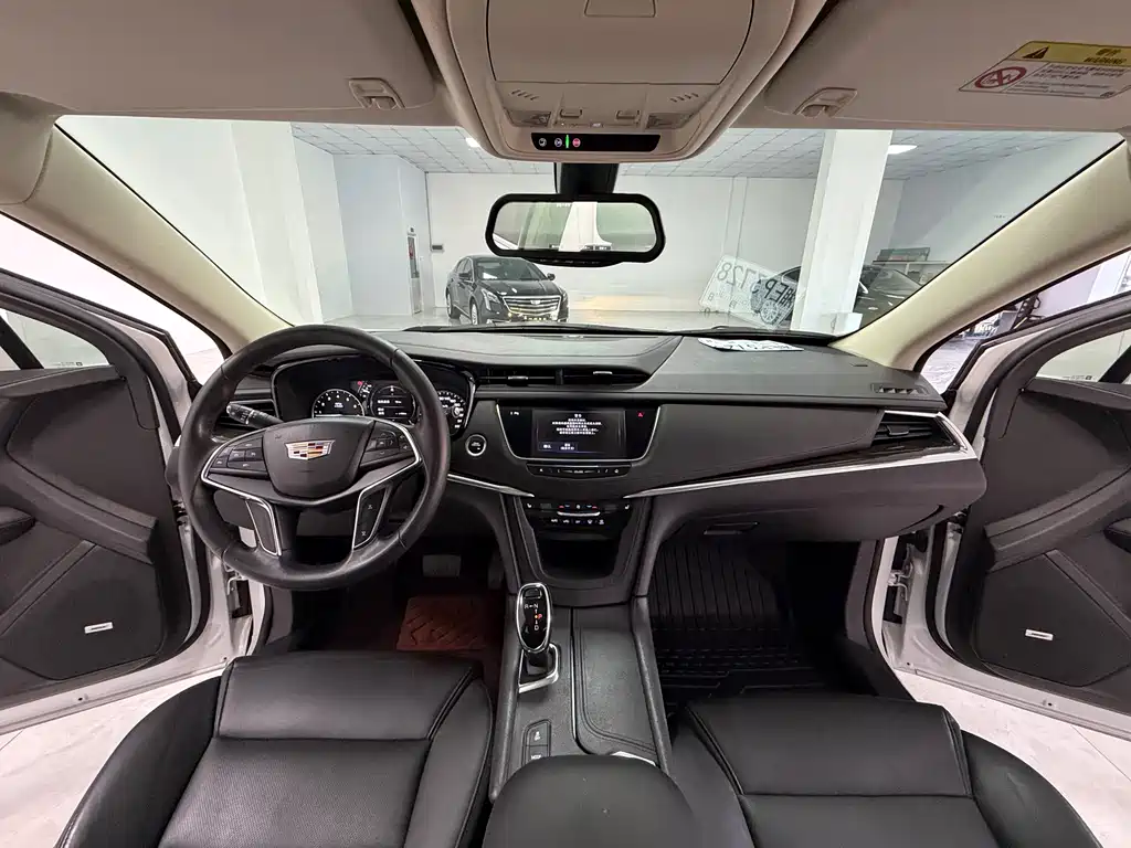 Cadillac XT5 2017 — фото 12