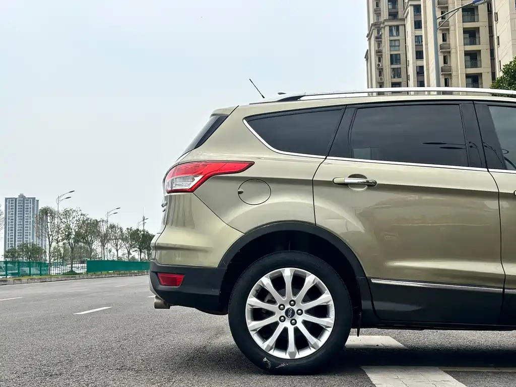 Ford Kuga 2014 — фото 12