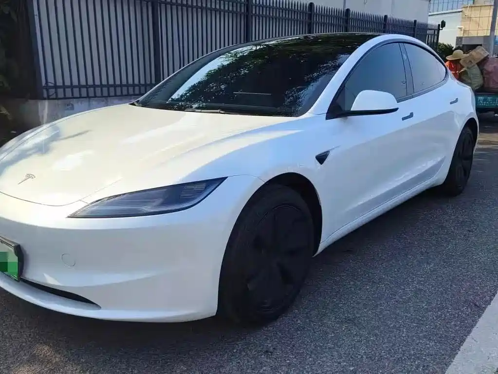 Tesla Model 3 2025 — фото 1