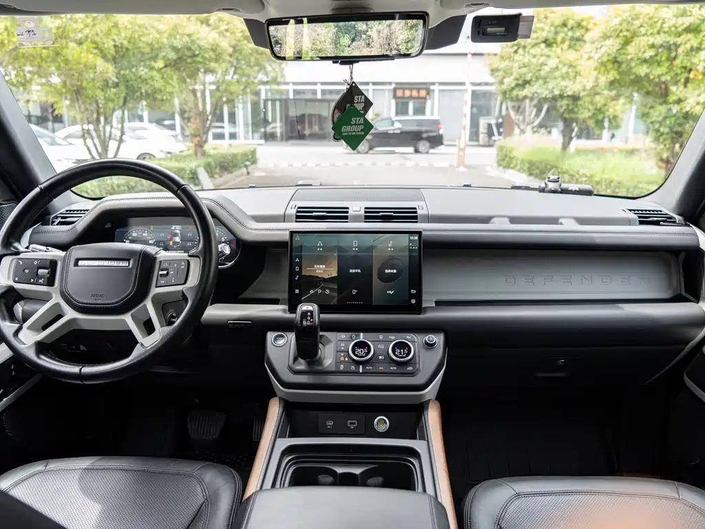 Land Rover Defender 2021 — фото 17